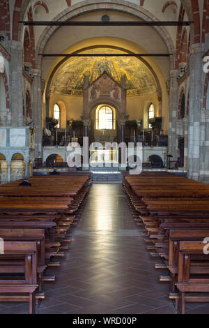 Basilica di Sant'Ambrogio (romanische Stil) - Blick in das Innere von der Atrium mit der offenen Tür - Mailand Stockfoto