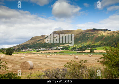 Die kleinen schottischen Dorf unter Munduff Hill Schottland Stockfoto