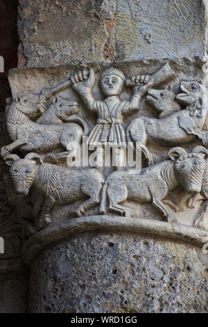 Ein Mann (Orpheus?) Zähmung wilder Tiere mit Musik und seinem Gesang-romanischen Stil Kapital - Atrium der Ansperto - Basilika Sant'Ambrogio - Mailand Stockfoto