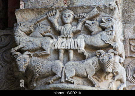 Ein Mann (Orpheus?) Zähmung wilder Tiere mit Musik und seinem Gesang-romanischen Stil Kapital - Atrium der Ansperto - Basilika Sant'Ambrogio - Mailand Stockfoto