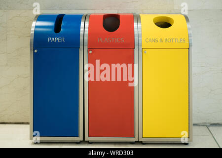 Verschiedene farbige Behälter zur Sammlung von Recycling Materialien Stockfoto