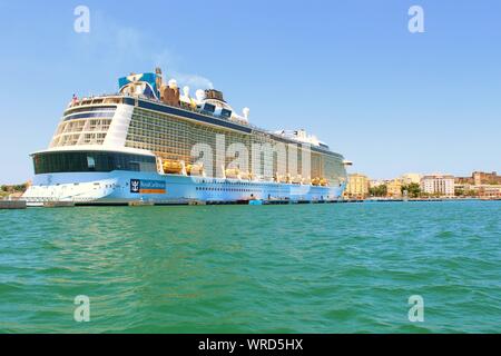 Die Royal Caribbean Hymne der Meere Kreuzfahrt Schiff angedockt in San Juan, Puerto Rico. Stockfoto