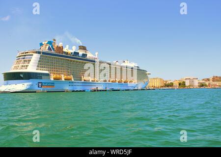 Die Royal Caribbean Hymne der Meere Kreuzfahrt Schiff angedockt in San Juan, Puerto Rico. Stockfoto