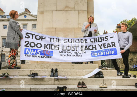 Westminster, London, Großbritannien. 10. Sep 2019. Für die Welt der Suizidprävention Tag und Tag der seelischen Gesundheit am 10 Sep 2019, Aktivisten aus Gesundheit Kampagnen zusammen, einschließlich Shadow Gesundheit Sekretärin Jon Ashworth, MP (Arbeit), Protest außerhalb des Parlaments mit einem top der Selbstmord Krise - 200 Kinder verloren jedes Jahr' Banner und hand Notizen von Beiträgen zu den Themen geschrieben, zusammen mit ein paar Schuhe für jede Person. Credit: Imageplotter/Alamy leben Nachrichten Stockfoto