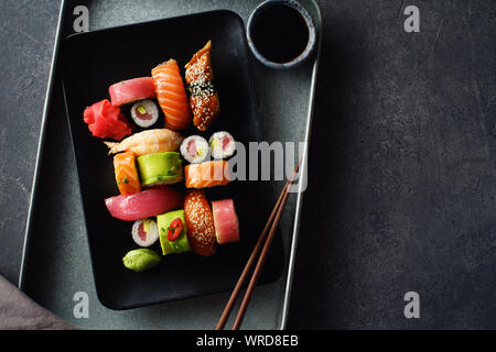 Overhead Bild der Vielfalt von Sushi und rollt auf einem Teller serviert. Garnelen, unagi, Krabben, Lachs und Thunfisch Stockfoto