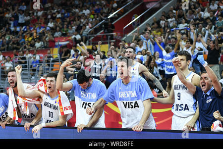 Dongguan, Guangdong Provinz Chinas. 10 Sep, 2019. Spieler aus Argentinien aufzumuntern, für die das Team während der viertelfinale zwischen Argentinien und Serbien an der 2019 FIBA-Weltmeisterschaft in Dongguan, Provinz Guangdong im Süden Chinas, Sept. 10, 2019. Credit: Xue Yubin/Xinhua/Alamy leben Nachrichten Stockfoto