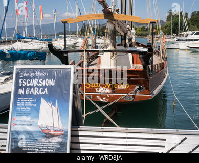 Einen touristischen Ausflug Boot in der Marina in Bardolino am Gardasee Italien Stockfoto