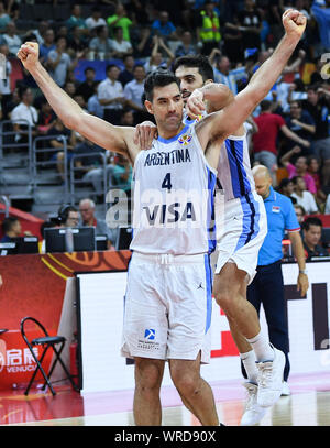 Dongguan, Guangdong Provinz Chinas. 10 Sep, 2019. Facundo Campazzo (hinten) der Argentinien feiert mit seinen Mannschaftskameraden Luis Scola im Viertelfinale zwischen Argentinien und Serbien an der 2019 FIBA-Weltmeisterschaft in Dongguan, Provinz Guangdong im Süden Chinas, Sept. 10, 2019. Credit: Deng Hua/Xinhua/Alamy leben Nachrichten Stockfoto