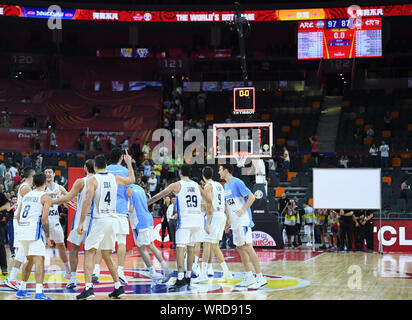 Dongguan, Guangdong Provinz Chinas. 10 Sep, 2019. Spieler aus Argentinien feiern nach dem Viertelfinale zwischen Argentinien und Serbien an der 2019 FIBA-Weltmeisterschaft in Dongguan, Provinz Guangdong im Süden Chinas, Sept. 10, 2019. Credit: Deng Hua/Xinhua/Alamy leben Nachrichten Stockfoto