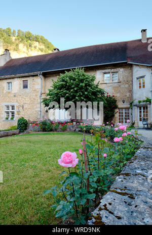 Baume-les-Messieurs Dorf im Jura und in der Region Bourgogne-Franche-Comté in Frankreich Stockfoto