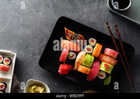 Overhead Bild der Vielfalt von Sushi und rollt auf einem Teller serviert. Garnelen, unagi, Krabben, Lachs und Thunfisch Stockfoto