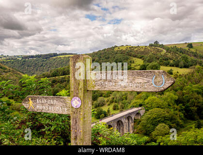 Wegweiser zu Monsal Grabstein Viadukt bei Monsal Dale, Peak District, Derbyshire, UK. Stockfoto