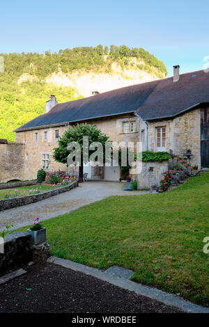 Baume-les-Messieurs Dorf im Jura und in der Region Bourgogne-Franche-Comté in Frankreich Stockfoto