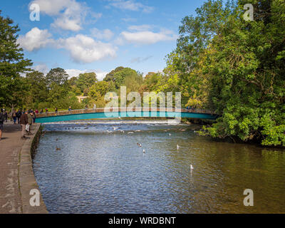 Weir Bridge in 'liebe Schlösser', über den Fluss Wye in Bakewell, einem Markt, der Stadt und in der Gemeinde Arlesheim Bezirk von Derbyshire, Großbritannien Stockfoto