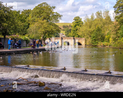 Wehr und Bakewell Brücke, eine gewölbte Steinbrücke über den Fluss Wye in Bakewell, Derbyshire Dales district Derbyshire, Großbritannien. Stockfoto