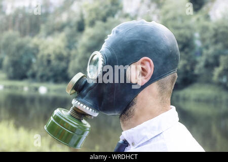 Ein Mann im Freien in einer Gasmaske. Schlechte ökologie Luftverschmutzung, giftige Emissionen. Lebensgefahr Stockfoto