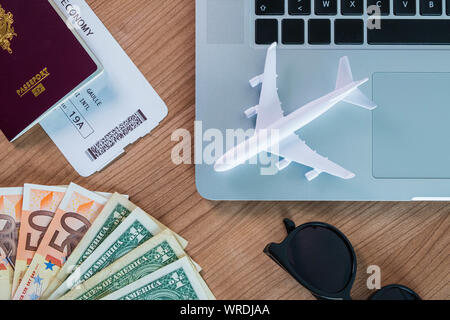 Urlaub wirtschaft Berechnung Reisepass computer Euro Dollar plain Stockfoto