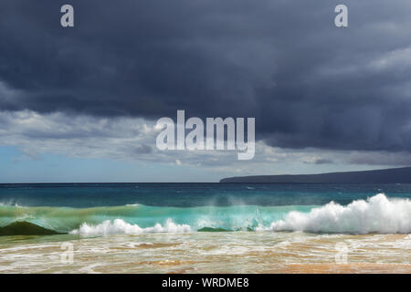 Stürmischen Himmel über Makena auf Maui Stockfoto