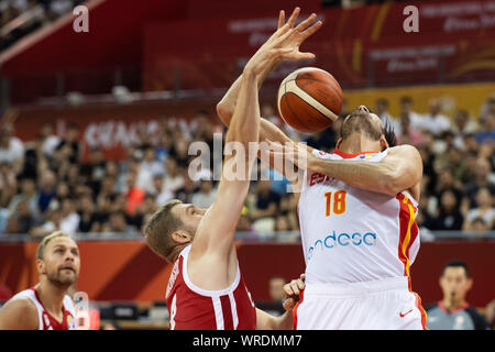 Shanghai, China. 10 Sep, 2019. Basketball: WM Viertelfinale, Spanien - Polen im Oriental Sport Center. Spaniens Pierre Oriola (r) spielt gegen den Polen Adam Waczynski. Credit: Swen Pförtner/dpa/Alamy leben Nachrichten Stockfoto