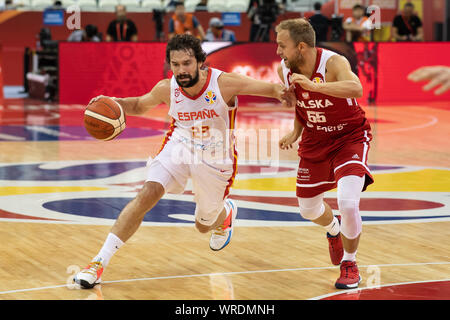 Shanghai, China. 10 Sep, 2019. Basketball: WM Viertelfinale, Spanien - Polen im Oriental Sport Center. Spaniens Sergio Llull (l) spielt gegen den Polen Lukasz Koszarek. Credit: Swen Pförtner/dpa/Alamy leben Nachrichten Stockfoto