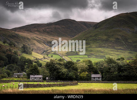 Beeindruckende Licht- und Moody Himmel über hartsop nach einem Sturm. Stockfoto