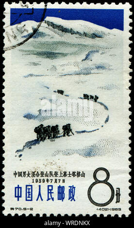 CHINA - ca. 1959: Stempel in China gedruckt ein Bergsteiger und Berg zeigt mit der Aufschrift&AMP;Amp;Amp;Amp;Amp;Amp;quot;Muztagh Ata (7546 m), kletterte 7/7/1959&AMP;Amp;Amp;Amp;Amp;Amp;quot;, ca. 1959 Stockfoto