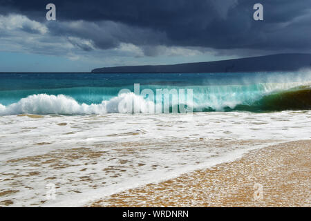 Stürmischen Himmel über Makena auf Maui Stockfoto