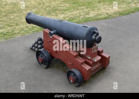 Vancouver, WA USA - Juni 14, 2019: Einer der Replik Kanonen, sitzt vor der Residenz des Chief Faktor an der Hudson Bay Co. Fort Vancouver. Stockfoto