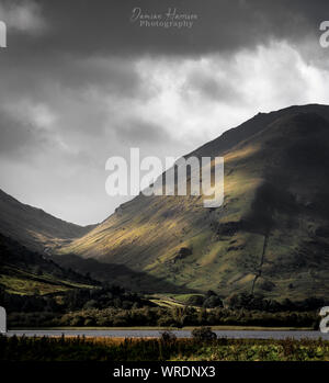 Beeindruckende Licht- und Moody Himmel über kirkstone Pass nach einem Sturm. Stockfoto