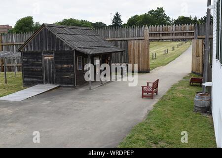 Vancouver, WA USA - Juni 14, 2019: Gerade auf der Innenseite des Tores ist der Park Ranger Kabine wo an der Reproduktion der Hudson Bay Co. Fort Vancouver. Stockfoto