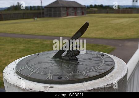 Vancouver, WA USA - Juni 14, 2019: Das Unternehmen. Eine Replik Sonnenuhr sitzt auf einem Stand auf der Veranda des Sitzes der Hauptfaktor. Stockfoto