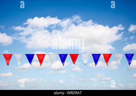 Rot, Weiß und Blau wimpelketten vor blauem Himmel Stockfoto