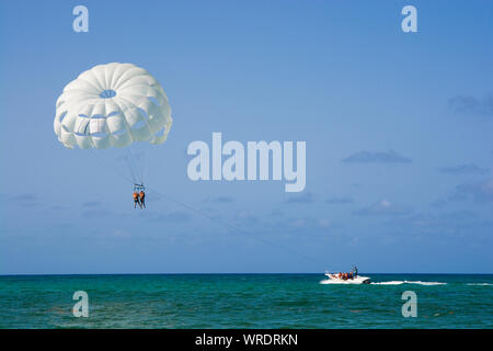 Weiß parasail Flügel über türkisfarbenem Wasser der Sargassosee, Punta Cana, Dominikanische Republik fliegen Stockfoto