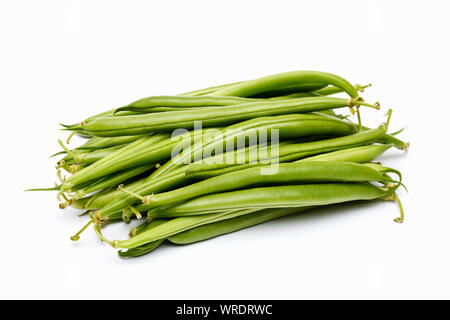 Grüne Bohnen auf weißem Hintergrund Stockfoto