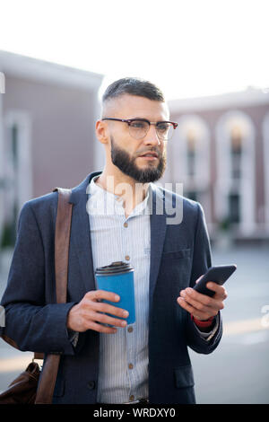 Geschäftsmann Gefühl nachdenklich nach dem Lesen der Nachricht Stockfoto