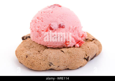 Kirsch Eis auf Cookie mit Schokolade Chunks - auf weißem Hintergrund Stockfoto