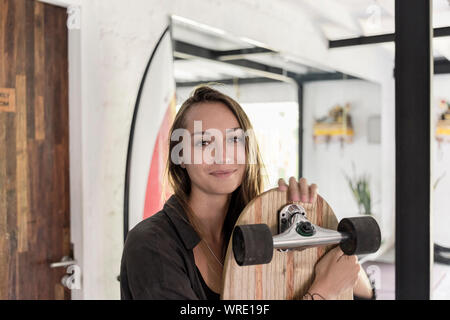 Junge Frau mit skateboard Stockfoto