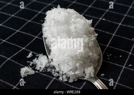 Maldon Sea Salt Flakes in Löffel. Einsatzbereit. Ökologische Lebensmittel. Stockfoto