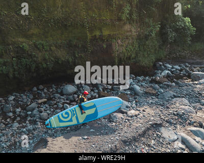 Surfer mit sup Surfbrett am Fluss Stockfoto