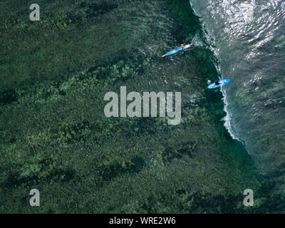 Luftaufnahme von sup Surfer Stockfoto