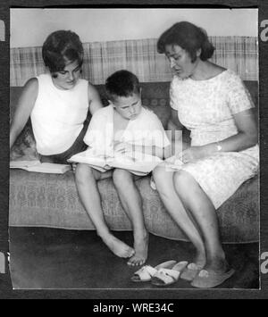 Polen, ca. 1969: Mutter und Sohn mit Freundin reden und Fotos, ca. 1969 Stockfoto