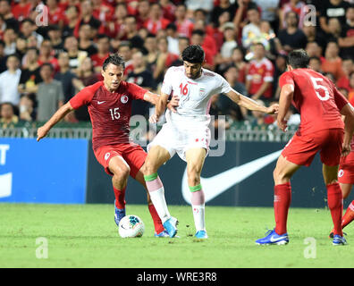 Hong Kong. 10 Sep, 2019. Roberto Orlando Affonso Junior (L) von China Hong Kong Mias mit Mahdi Torabi (C) der Iran während des Spiels der FIFA Fußball-Weltmeisterschaft 2022 Asiatische zweite runde Qualifikation Turnier zwischen China's Hong Kong und Iran im Süden von China Hong Kong an Sept. 10, 2019. Quelle: Lo Ping Fai/Xinhua/Alamy leben Nachrichten Stockfoto