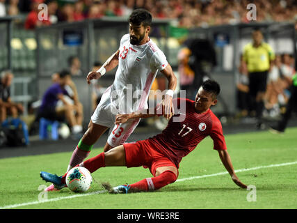 Hong Kong. 10 Sep, 2019. Ramin Rezaeian (L) des Iran Mias mit Recht Tsz-chun in China Hong Kong während des Spiels der FIFA Fußball-Weltmeisterschaft 2022 Asiatische zweite runde Qualifikation Turnier zwischen China's Hong Kong und Iran im Süden von China Hong Kong an Sept. 10, 2019. Quelle: Lo Ping Fai/Xinhua/Alamy leben Nachrichten Stockfoto