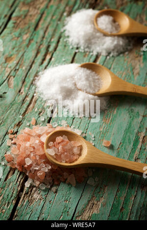 Himalaya Salz, fein Salz und grobem Salz auf einen hölzernen Tisch. Stockfoto