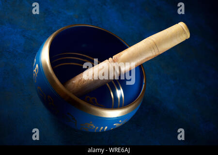 Klangschale auf einen Tisch. Stockfoto