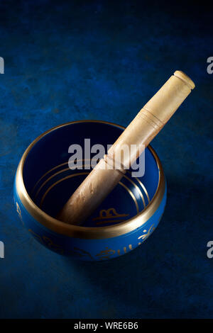 Klangschale auf einen Tisch. Stockfoto