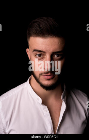 Closeup Portrait von einem gutaussehenden Mann. Bärtig, starken Blickkontakt. Stockfoto