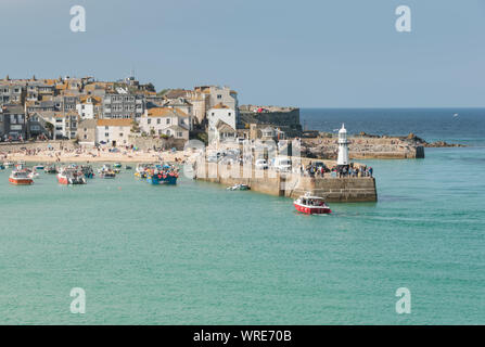 Ruhiges Wasser bei Flut, St Ives, Cornwall im Hochsommer. Stockfoto