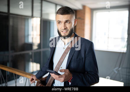 Geschäftsmann Gefühl nachdenklich nach dem Lesen der Nachricht Stockfoto