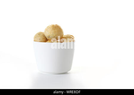 Tasse Schokolade Windbeutel closeup auf weißem Hintergrund Stockfoto